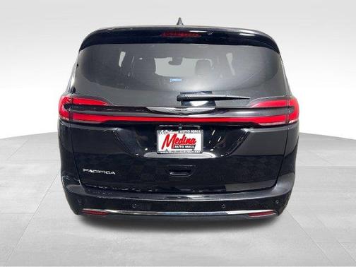 Diamond Black 2026 Chrysler Pacifica Select