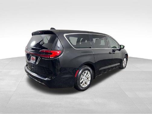 Diamond Black 2026 Chrysler Pacifica Select