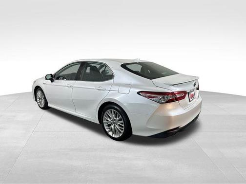 2020 Toyota Camry Hybrid XLE