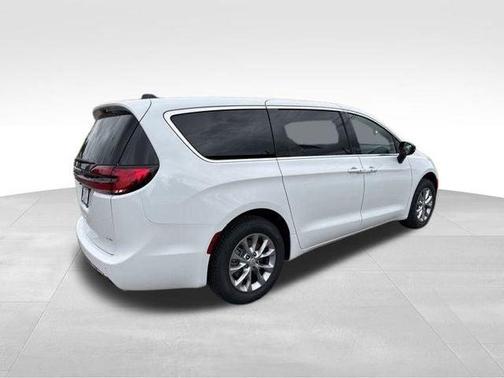 Bright White Clearcoat 2026 Chrysler Pacifica Select