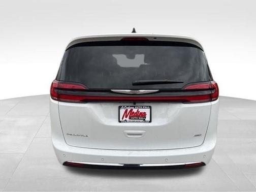 Bright White Clearcoat 2026 Chrysler Pacifica Select