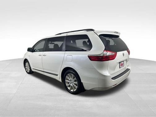 Super White 2016 Toyota Sienna XLE