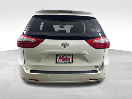Super White 2016 Toyota Sienna XLE