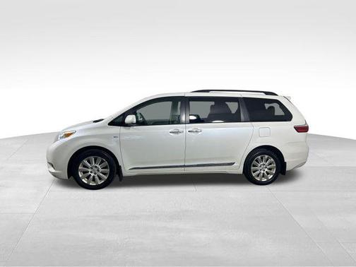Super White 2016 Toyota Sienna XLE