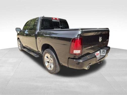 Brilliant Black Crystal Pearlcoat 2018 RAM 1500 Sport