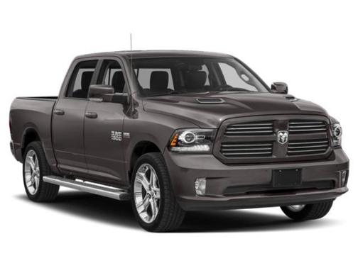 Brilliant Black Crystal Pearlcoat 2018 RAM 1500 Sport