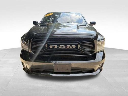 Brilliant Black Crystal Pearlcoat 2018 RAM 1500 Sport