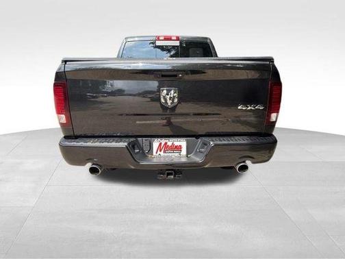 Brilliant Black Crystal Pearlcoat 2018 RAM 1500 Sport