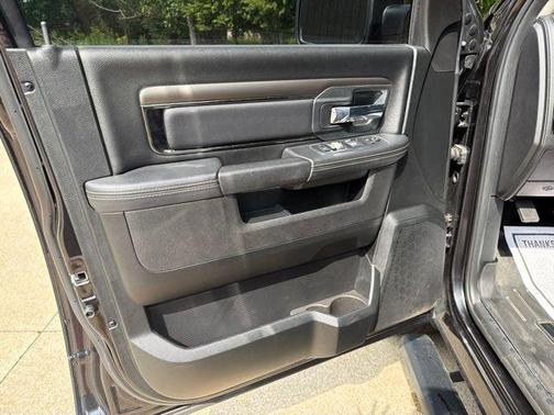 Brilliant Black Crystal Pearlcoat 2018 RAM 1500 Sport