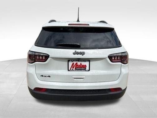 Bright White Clearcoat 2026 Jeep Compass Latitude
