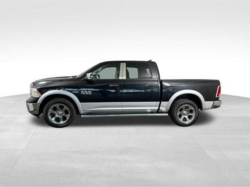 Brilliant Black Crystal Pearlcoat 2017 RAM 1500 Laramie