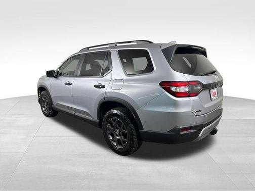 Lunar Silver Metallic 2025 Honda Pilot TrailSport