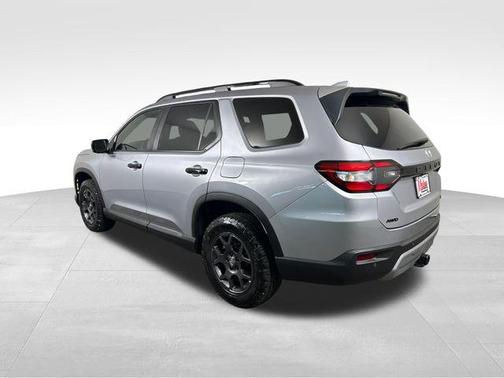 Lunar Silver Metallic 2025 Honda Pilot TrailSport