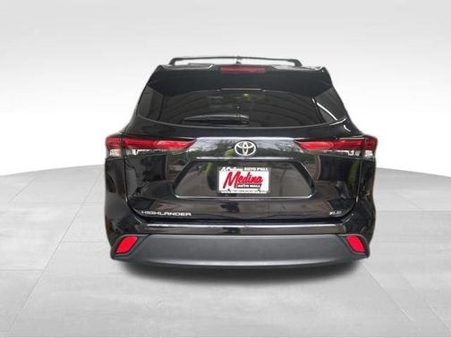 Midnight Black Metallic 2023 Toyota Highlander XLE