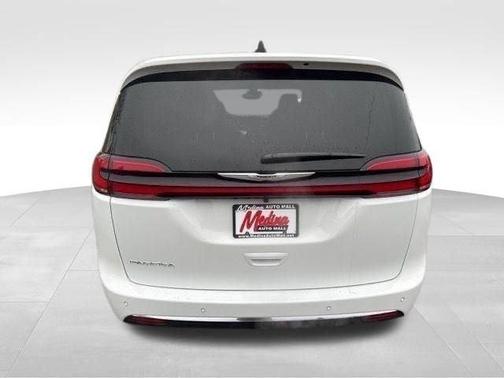 Bright White Clearcoat 2026 Chrysler Pacifica Select