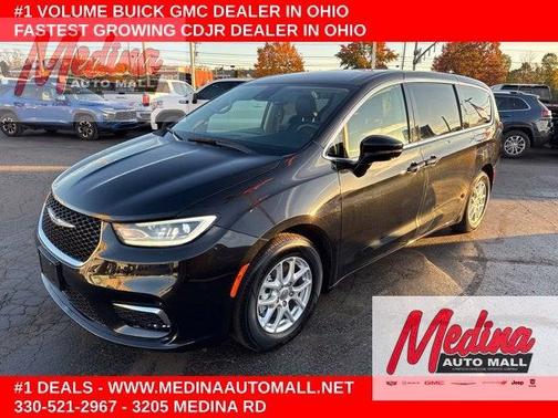 Brilliant Black Crystal Pearlcoat 2023 Chrysler Pacifica Touring-L