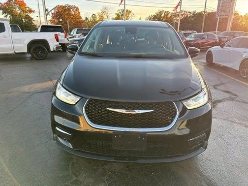 Brilliant Black Crystal Pearlcoat 2023 Chrysler Pacifica Touring-L