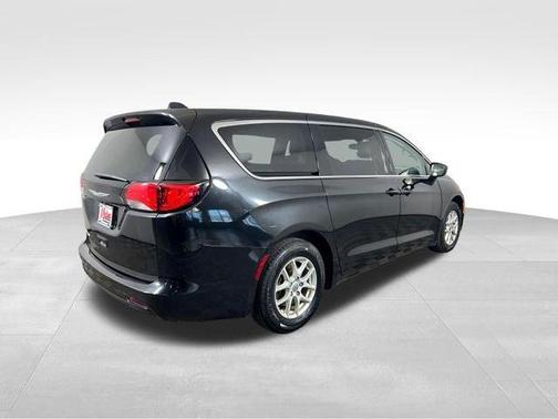 Brilliant Black Crystal Pearlcoat 2017 Chrysler Pacifica Touring