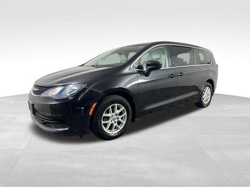 Brilliant Black Crystal Pearlcoat 2017 Chrysler Pacifica Touring