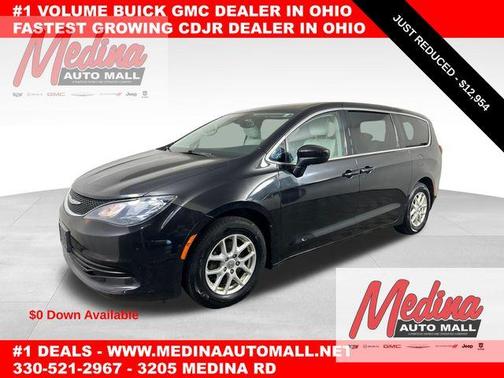 Brilliant Black Crystal Pearlcoat 2017 Chrysler Pacifica Touring