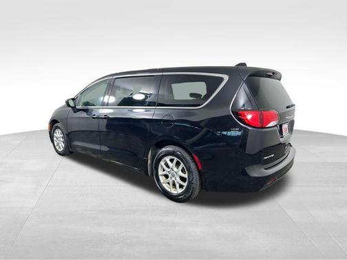 Brilliant Black Crystal Pearlcoat 2017 Chrysler Pacifica Touring