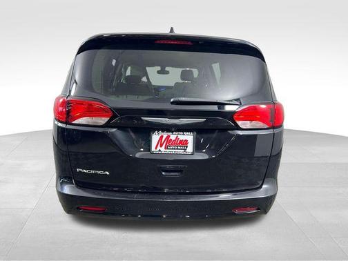 Brilliant Black Crystal Pearlcoat 2017 Chrysler Pacifica Touring