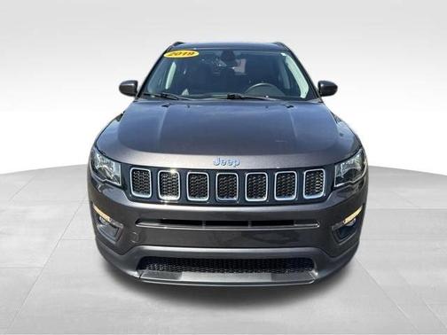 Granite Crystal Clearcoat Metallic 2019 Jeep Compass Latitude