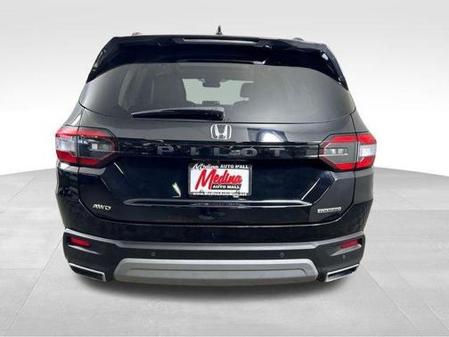 Crystal Black Pearl 2024 Honda Pilot Touring
