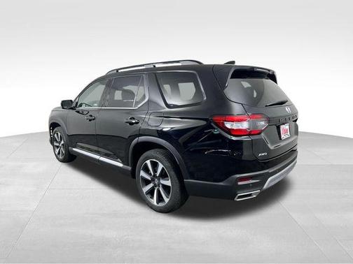 Crystal Black Pearl 2024 Honda Pilot Touring