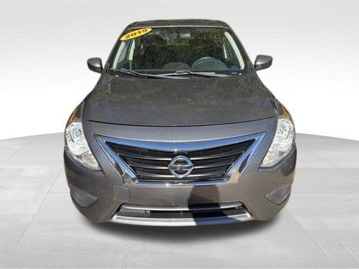 Gun Metallic 2019 Nissan Versa 1.6 SV