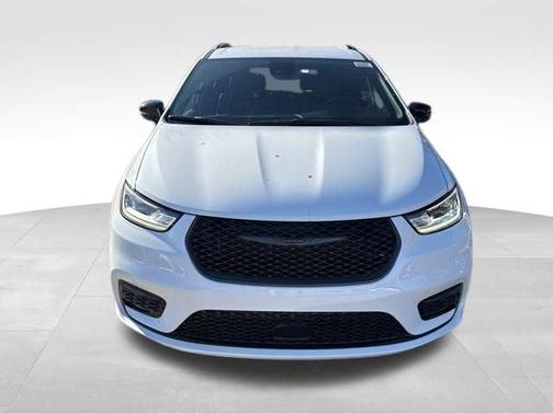 Bright White Clearcoat 2026 Chrysler Pacifica Select