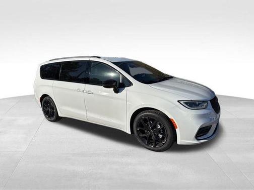 Bright White Clearcoat 2026 Chrysler Pacifica Select