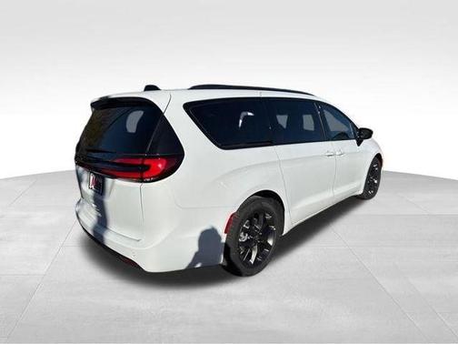 Bright White Clearcoat 2026 Chrysler Pacifica Select