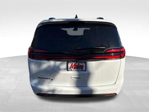 Bright White Clearcoat 2026 Chrysler Pacifica Select