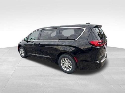 Diamond Black 2026 Chrysler Pacifica Select