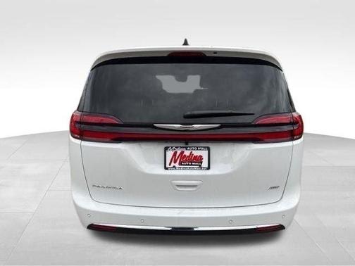 Bright White Clearcoat 2026 Chrysler Pacifica Select