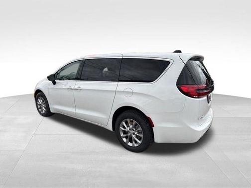Bright White Clearcoat 2026 Chrysler Pacifica Select