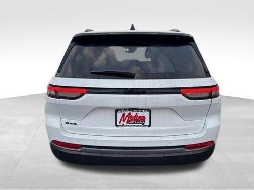 Bright White Clearcoat 2026 Jeep Grand Cherokee Sport