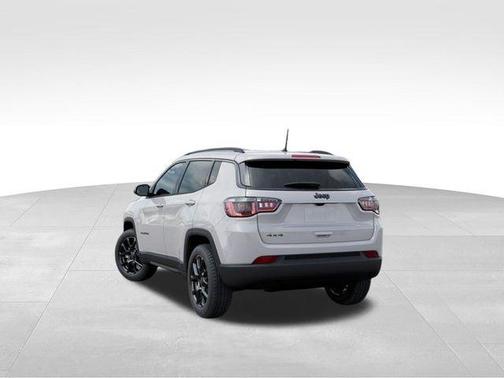 Bright White Clearcoat 2026 Jeep Compass Latitude