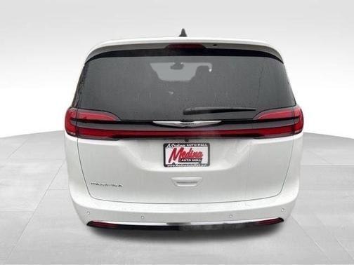 Bright White Clearcoat 2026 Chrysler Pacifica Select