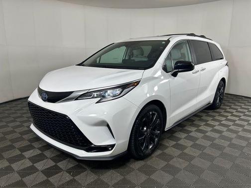 2022 Toyota Sienna XSE 7 Passenger