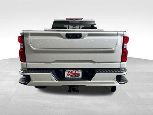 Iridescent Pearl Tricoat 2023 Chevrolet Silverado 2500 High Country