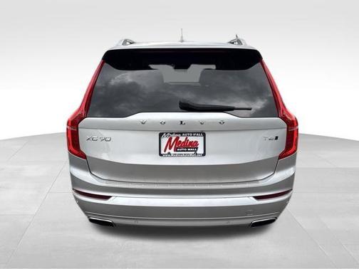 Bright Silver Metallic 2017 Volvo XC90 T6 Momentum