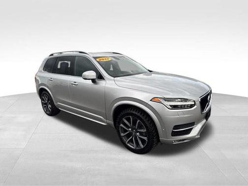 Bright Silver Metallic 2017 Volvo XC90 T6 Momentum