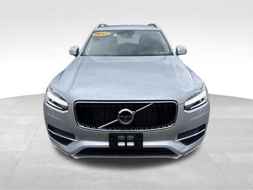 Bright Silver Metallic 2017 Volvo XC90 T6 Momentum