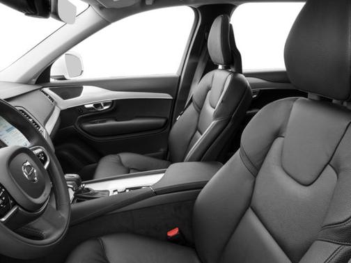 Bright Silver Metallic 2017 Volvo XC90 T6 Momentum