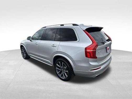 Bright Silver Metallic 2017 Volvo XC90 T6 Momentum