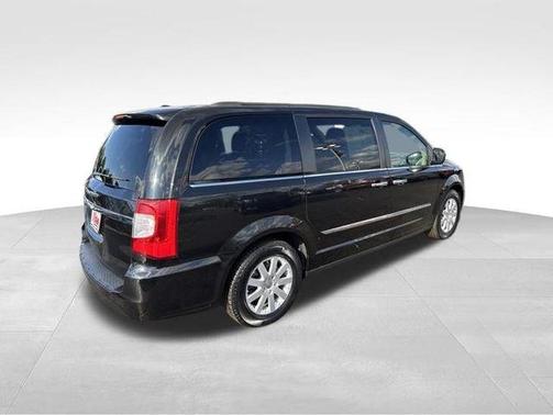Brilliant Black Crystal Pearlcoat 2016 Chrysler Town & Country Touring
