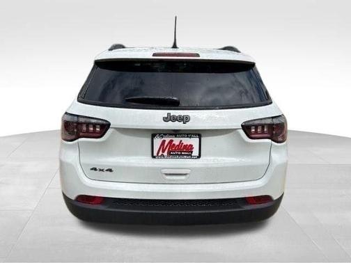 Bright White Clearcoat 2026 Jeep Compass Latitude
