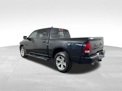 Brilliant Black Crystal Pearlcoat 2017 RAM 1500 Sport